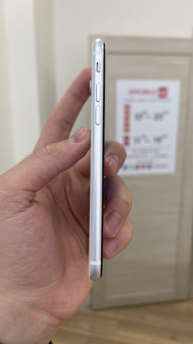 Apple iPhone SE (2020) 64Gb White б/у идеал