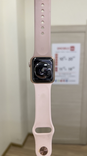 Apple Watch Series 4, 44 мм, корпус из алюминия золотого цвета, спортивный ремешок цвета «розовый песок» б/у идеал